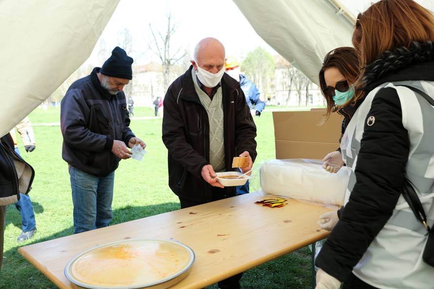 Za sve koji se ne mogu vratiti kućama, od 13h se dijele obroci