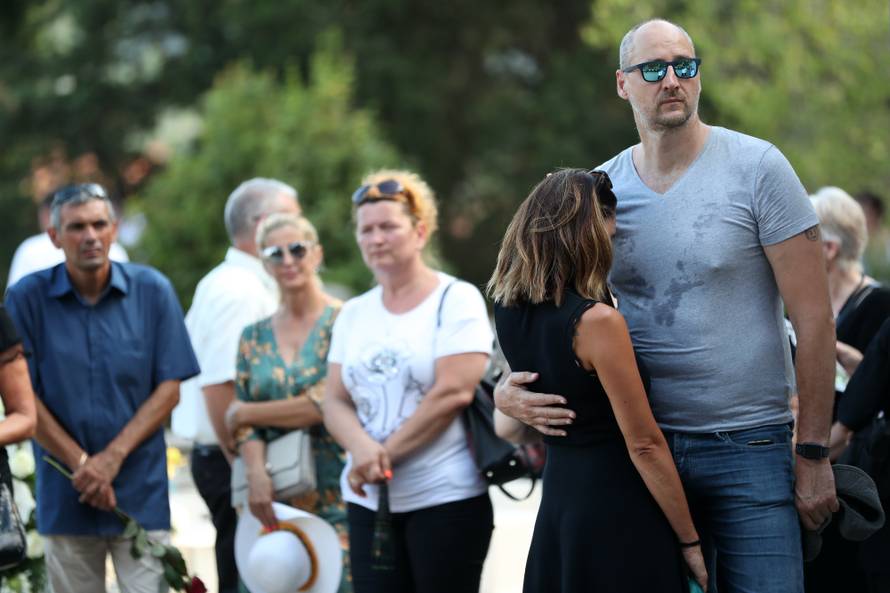 Tisuće ljudi na sprovodu: Oliver je pokopan uz bakljadu Torcide