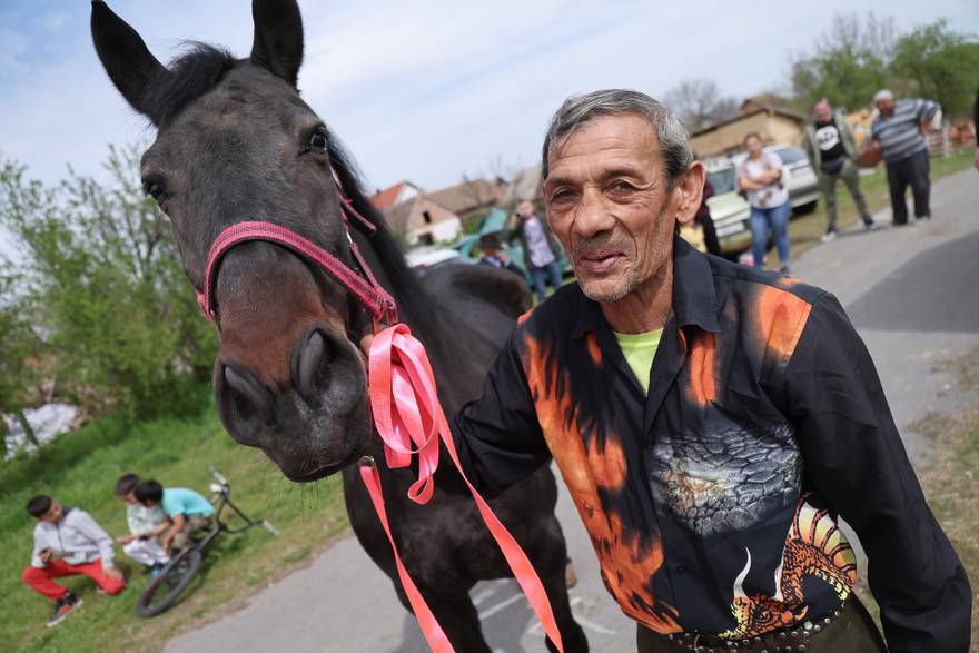 Dobri ljudi udružili su se i kupili konja Jovi Petroviću, zvanom Joco