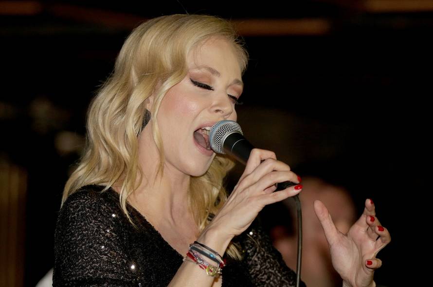 Beograd: Jelena Rozga nastupila na splavu Port