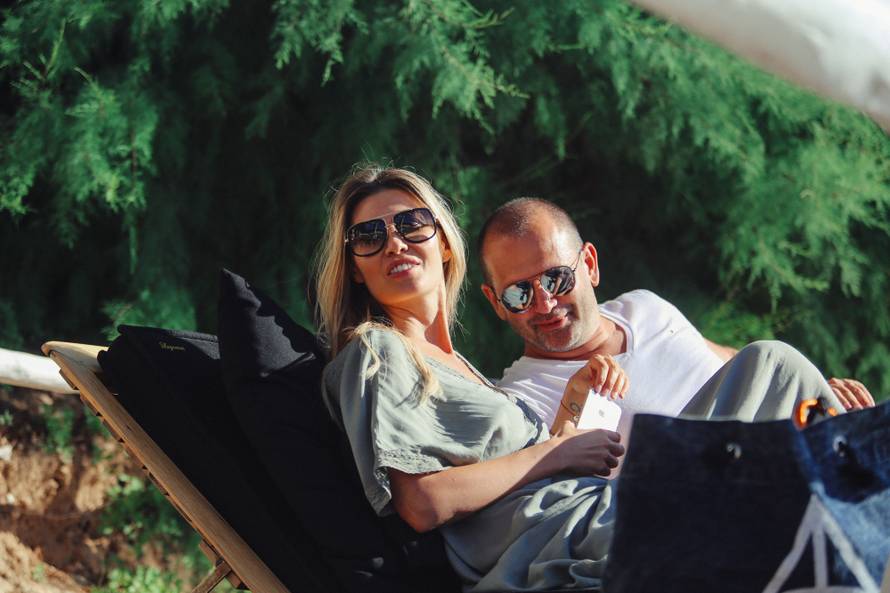 Vanja Halilović i Frane Barbieri u 'intimnim' trenucima na obali