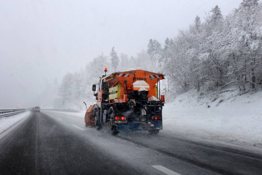 Zbog snijega otežan promet u Gorskom kotaru