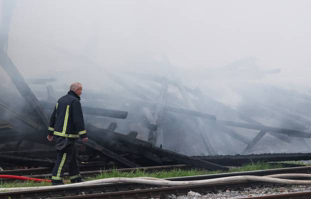 Gore barake uz prugu u Osijeku