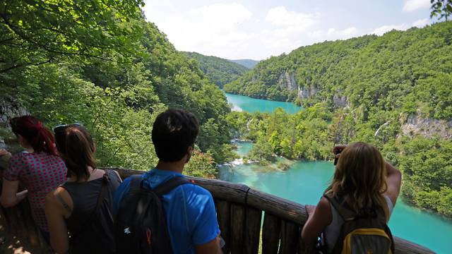 Mnogobrojni turisti uživaju u ljepotama Nacionalnog parka Plitvi?ka jezera