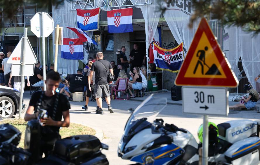 Fanovi se okupljaju u Zaprešiću uoči Thompsonova koncerta