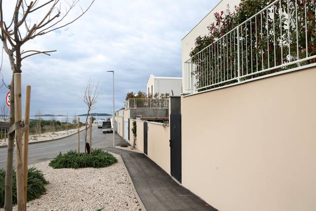 Šibenik: Novoizgrađene vile na plaži Rezalište u Brodarici