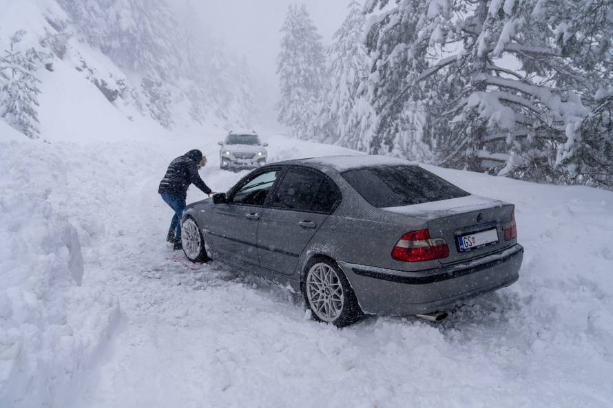 U Vrhovinama i Babinom Potoku palo je oko 50 do 80 cm snijega 