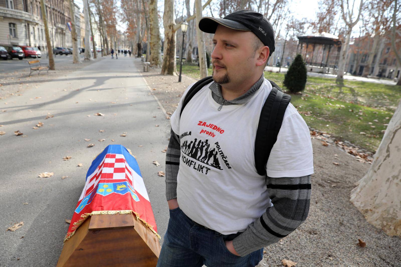 Zagreb: Aktivist Josip donio lijes pokriven hrvatskom zastavom na Trg bana JelaÄiÄa