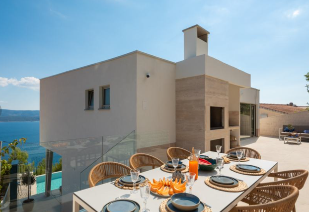 FOTO Luksuz na razini: Nova i moderna vila s infinity bazenom mami poglede u Omišu