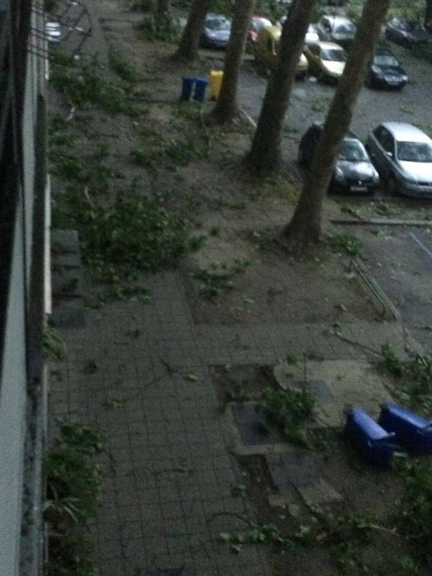 Nevrijeme rušilo stabla, nosilo krovove, kiša poplavila ulice
