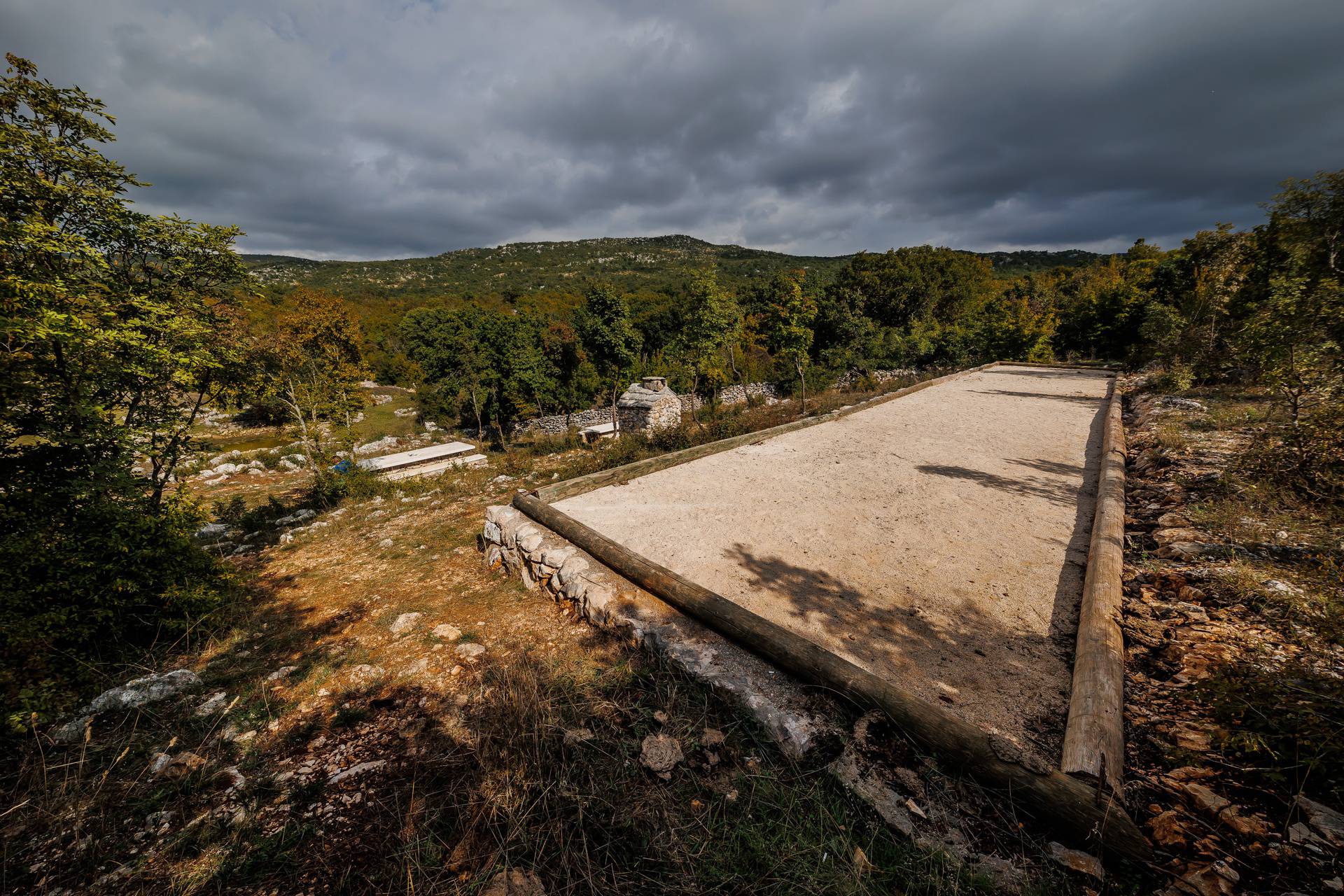 Malo ljudi zna za ove misteriozne bunare u Dalmatinskoj zagori, legenda kaže da nikad nisu presušili