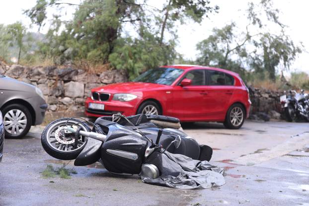 Nevrijeme poharalo Split, vatrogasci imaju pune ruke posla