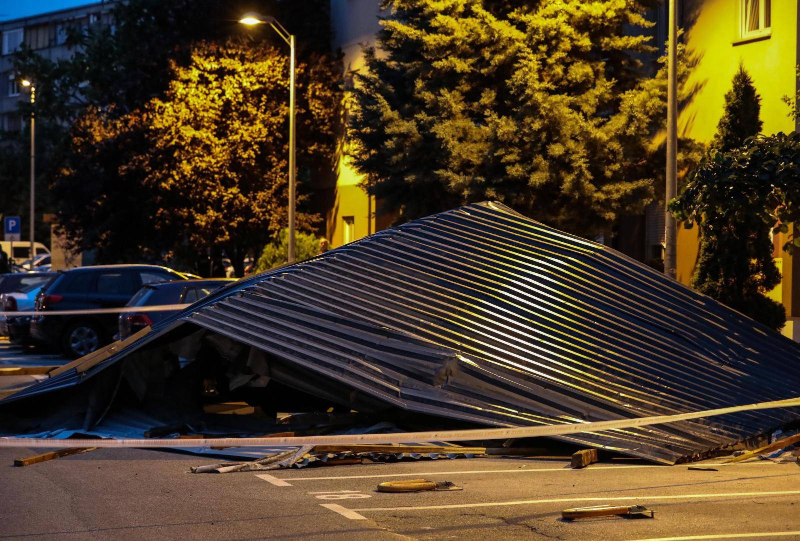 Jak vjetar u Zagrebu odnio krov sa zgrade