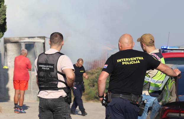 Požar u Vinišću stavljen pod kontrolu, policija istražuje uzrok