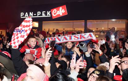 Zagreb: Navijači na različite načine prate doček Vatrenih na trgu