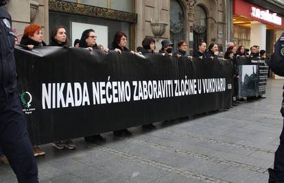 Žene u crnom u Srbiji su razvile transparent: 'Nikada nećemo zaboraviti zločine u Vukovaru'