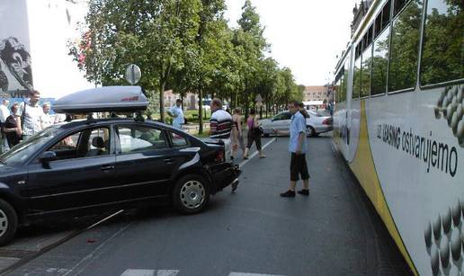 Neoprezno skretao pa ga udario ZET-ov tramvaj 