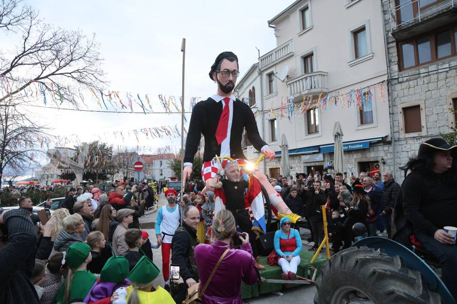 Zagrebački gradonačelnik Tomislav Tomašević bio je krnja na maškarama u Kaštel Kambelovacu