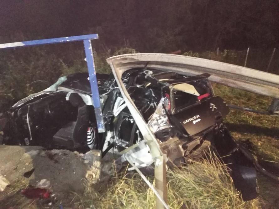 Stravična nesreća: Probili su ogradu autom, muškarac umro