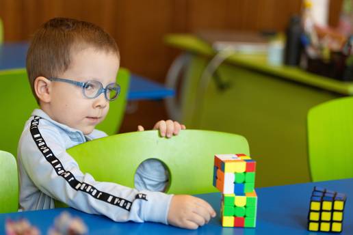 Lukas (4) je &ccaron;udo od djeteta: 'Rubikovu kocku slo&zcaron;im za jednu minutu i to uz pomo&cacute; algoritma'