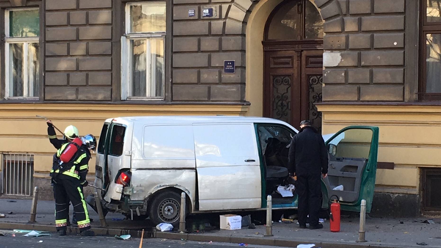 Kombijem s bocama zabio se u zgradu, vozač završio u bolnici