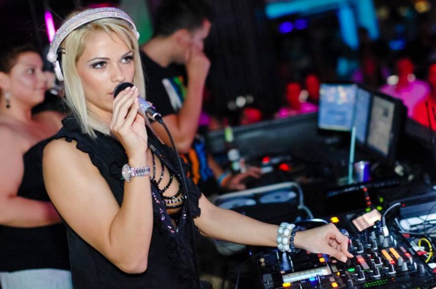 Niki Belucci skinula je košulju i pokazala grudi dok je 'miksala'