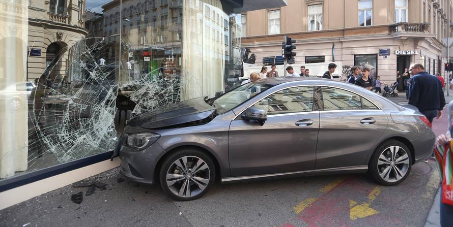 Autom u izlog: 'Pokosila bi me da sam krenula sekundu ranije'