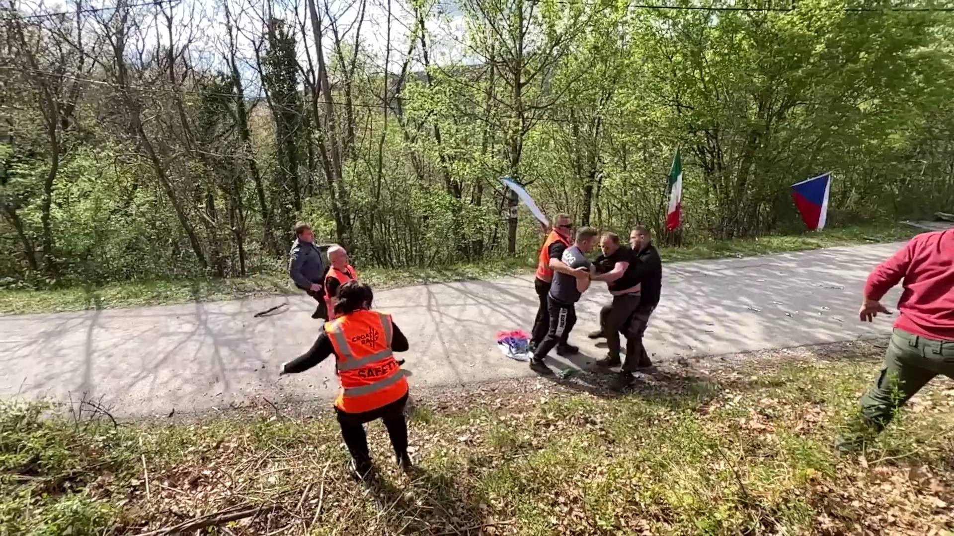 ŠOKANTAN VIDEO Navijači se tuku na stazi relija u Hrvatskoj! U zadnji tren izbjegli tragediju