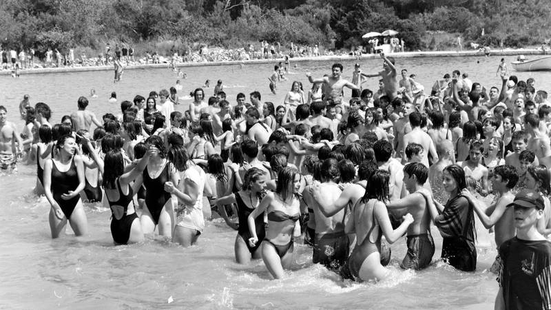 FOTO Ljetne gužve 90-ih: Ovako su se Hrvati hladili na plažama u Dubrovniku, Zadru, Rabu...