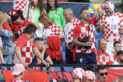 FOTO Modrićevi mama i tata su stigli na finale bodriti 'vatrene'