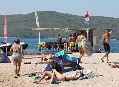 FOTO Plaža u Brodarici je krcata kupačima:  Toplinski val bliži se kraju, pogledajte ljetne prizore