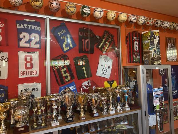 FOTO Bili smo u luksuznoj kući Gattusovih: Dresovi, trofeji i neobičan poklon usred sobe