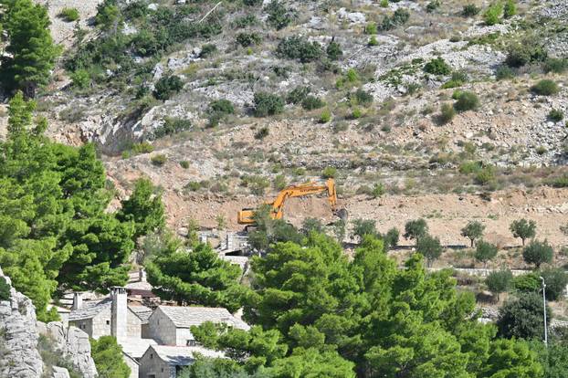 Nastavlja se rušenje bespravno izgrađenih objekata u uvali Vruja