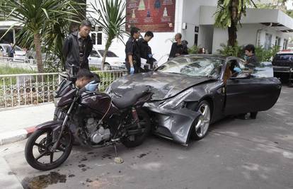 Ferrarijem naletio na policajca i njegovo tijelo vukao po cesti