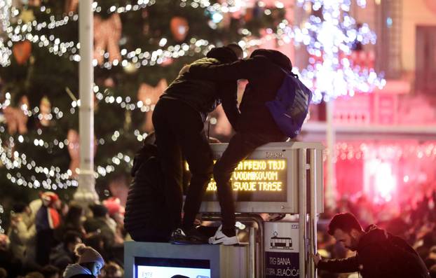 Zagreb: Navija?i na razli?ite na?ine prate do?ek Vatrenih na trgu