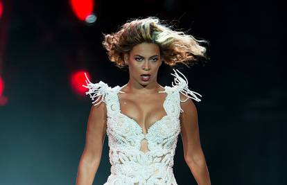 Beyonce ima 'nestašne' grudi, kamo joj je to pobjegla desna?