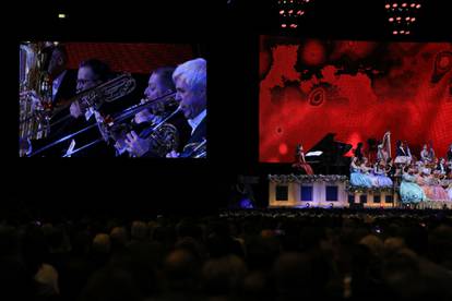 FOTO Spektakl u zagrebačkoj Areni: Violinist André Rieu je s orkestrom oduševio publiku