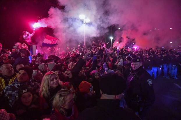 Zagreb: Veselje i bakljada u Savskoj povodom dolaska Vatrenih