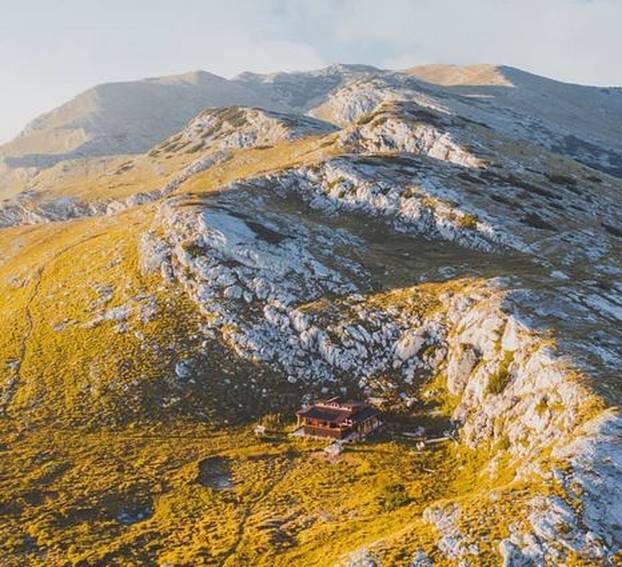 FOTO Pogledajte 10 najljepših hrvatskih planinarskih skloništa