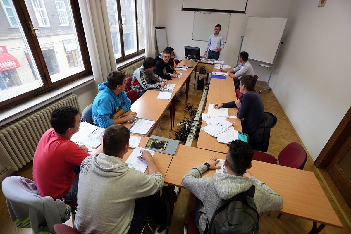 Od najboljih chefova uče o kuhanju, a šivaju u Gucciju