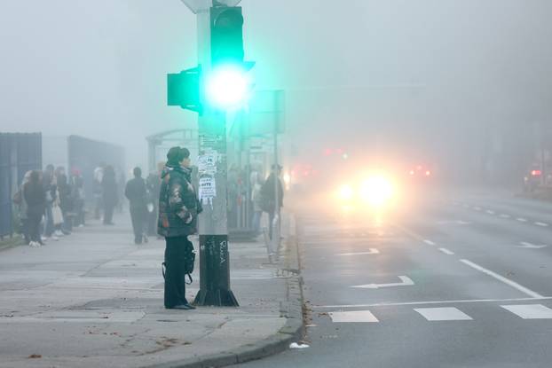 Gusta magla nad Zagrebom, glavni grad je jutros u crvenoj zoni zbog zagađenog zraka