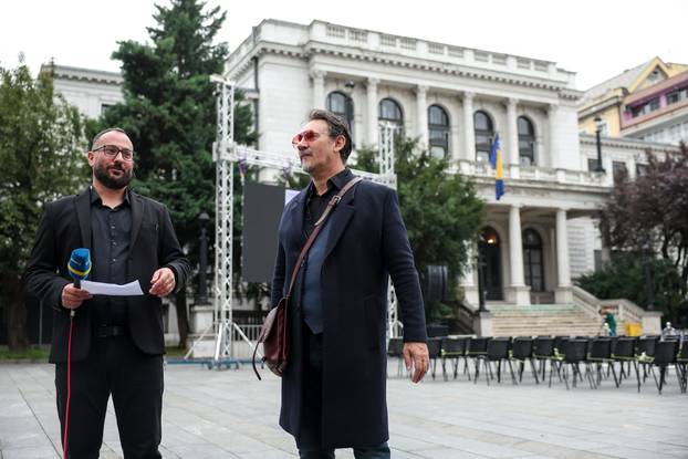 Sarajevo: Dolazak uzvanika na komemoraciju za Halida Bešlića u Narodno pozorište 