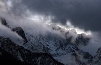 Jedan mrtav, dvoje ozlijeđenih u lavini u francuskim Alpama