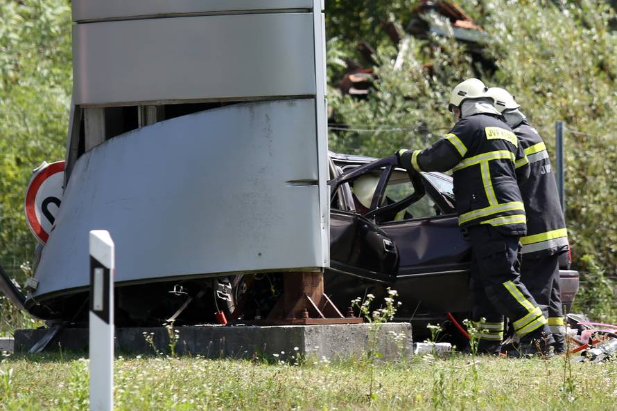 Vozač poginuo na mjestu: Auto izletio s ceste i zabio se u stup