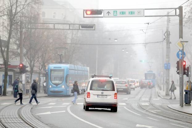 Zagrepčani se probudili u gradu prekrivenim gustom maglom