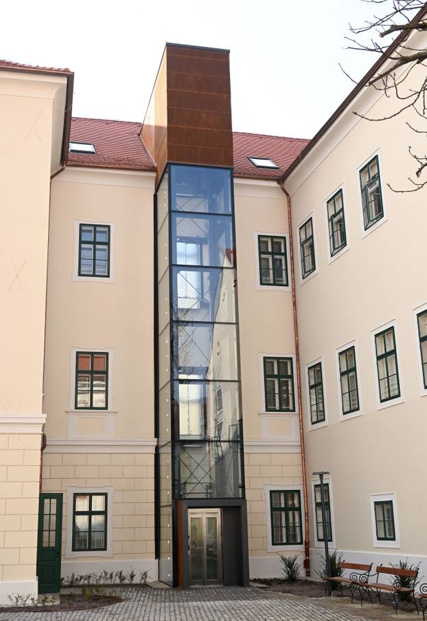 Zagreb: Gradonačelnik sa suradnicima obišao obnovljenu Gornjogradsku gimnaziju