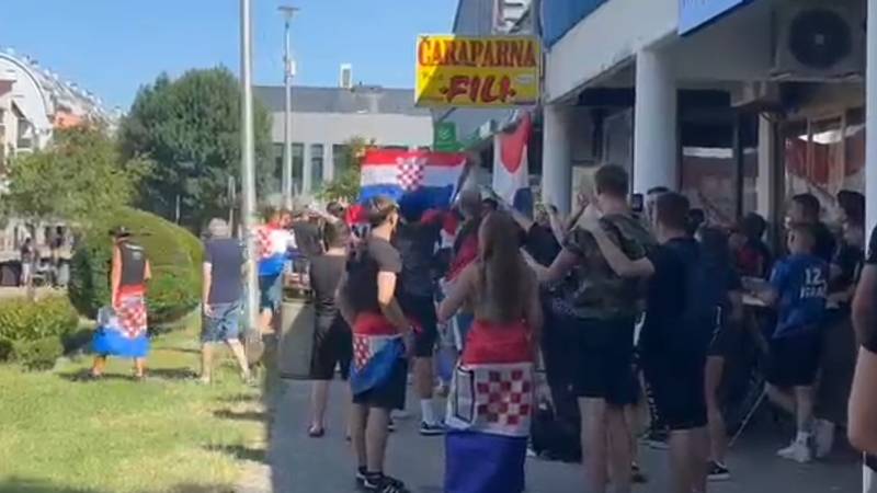 VIDEO Pred koncert Thompsona Zaprešićem odjekuju ustaške pjesme. Zapaljene su i baklje...