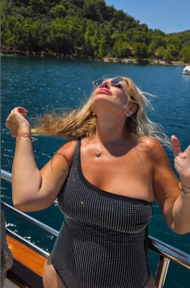 Vruće ljetne igrice Ive Todorić i prijateljice na obali: Pokazala je figuru u badiću, bila na SUP-u...