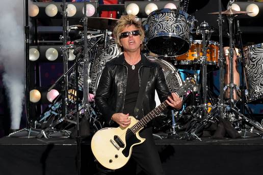 VIDEO Green Day bez politi&ccaron;kih poruka na Super Bowlu: Evo kako je izgledao njihov nastup