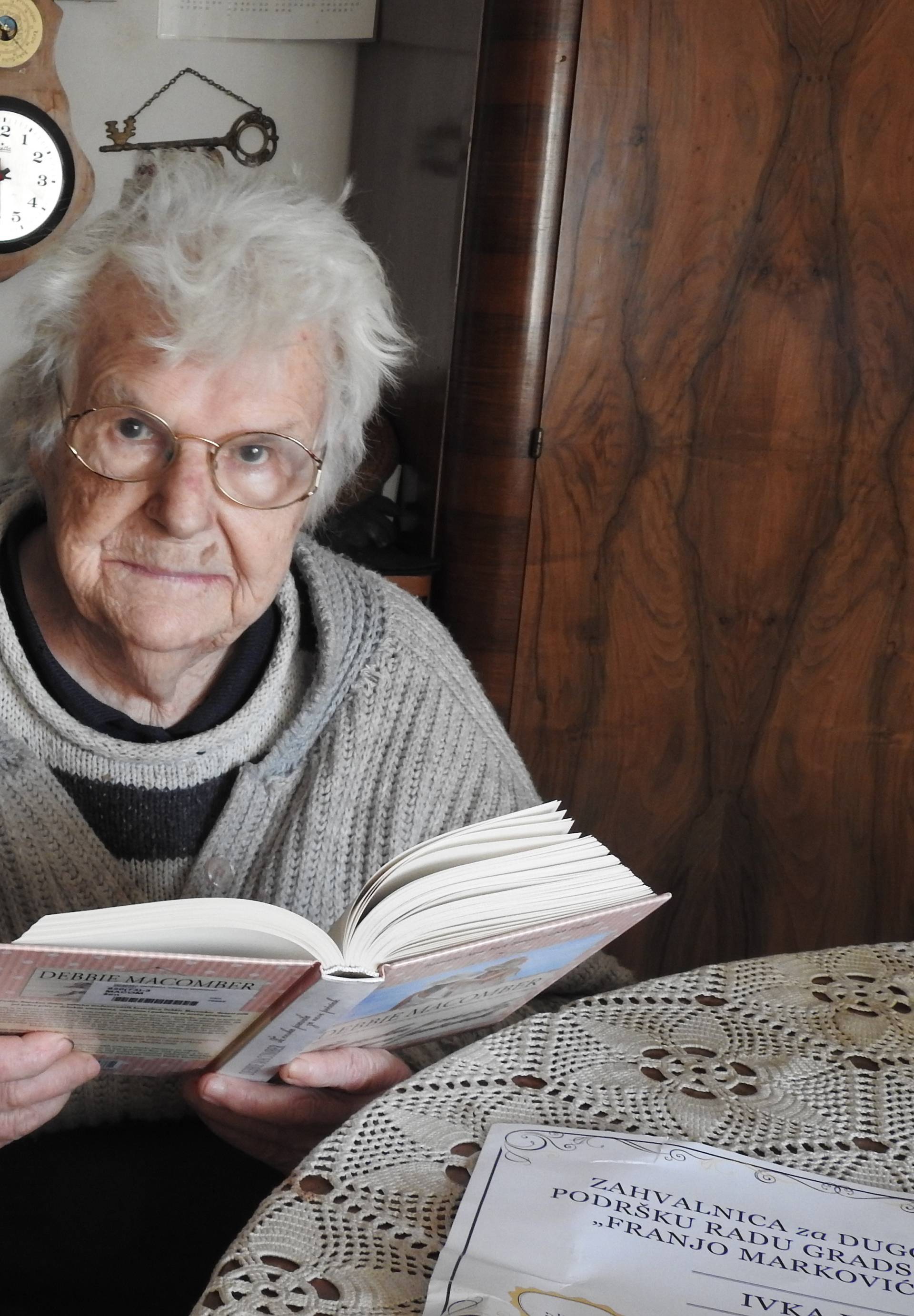 Baka Ivka i sa 92 godine kaže da svaki tjedan pročita knjigu